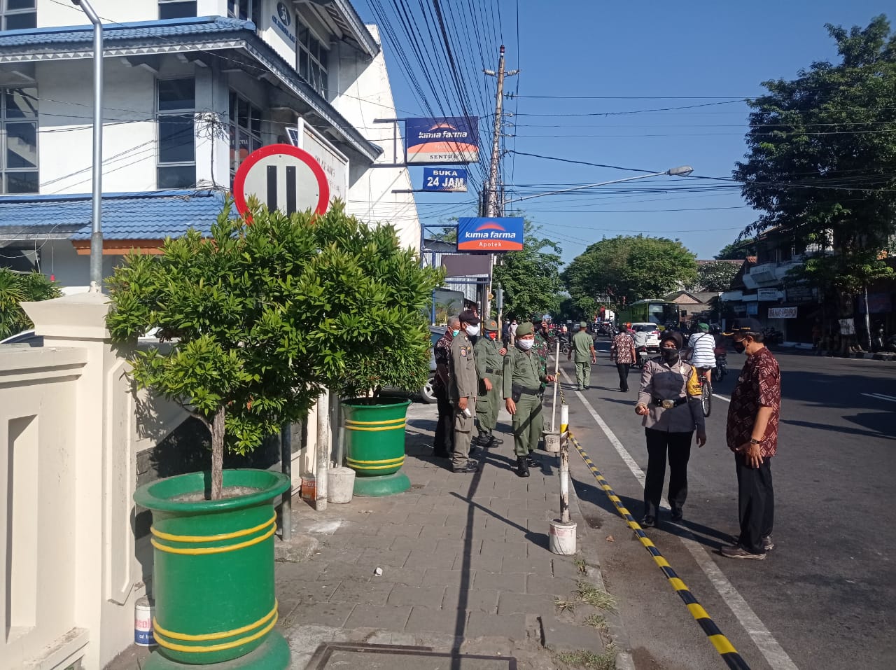 Pemasangan Police Line Di Sepanjang Trotoar Pasar Sentul