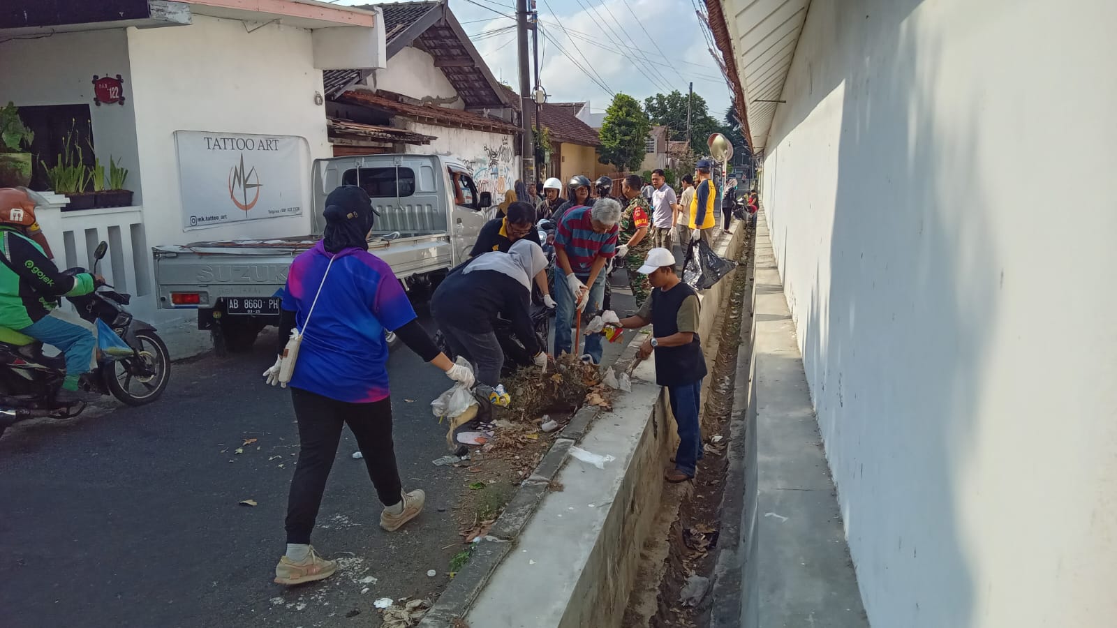 Jum at Sehat Dengan Kerja Bakti di Jl Harjono Kemantren Pakualaman