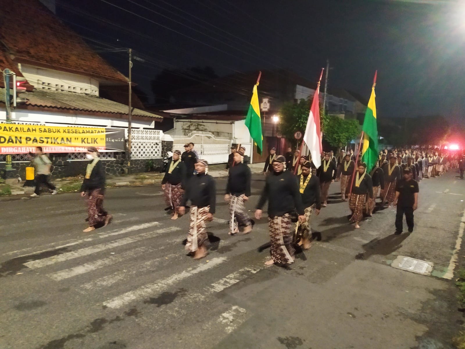 Lampah Ratri Mubeng Beteng Pura Pakualaman 1 Muharram 1446 H 1 Suro Je 1958