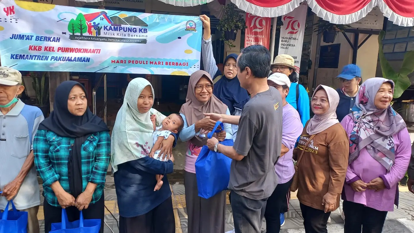 Jum at Berkah Kampung Keluarga Berkualitas (KKB) Kelurahan Purwokinanti